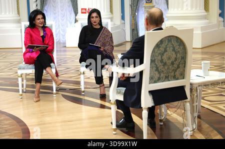 Moskau, Russland. Dezember 2025. Der russische Präsident Wladimir Putin, rechts, hört eine Frage während eines Interviews mit Anjana OM Kashyap, Zentrum von Taj Tak Television, und Geeta Mohan, links, von Indien heute in der St. Katharina Halle des Kreml, 3. Dezember 2025 in Moskau, Russland. Quelle: Vyacheslav Prokofyev/Kreml Pool/Alamy Live News Stockfoto