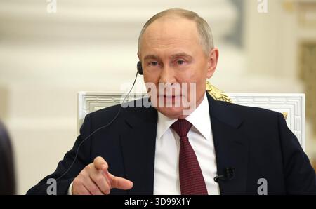 Moskau, Russland. Dezember 2025. Der russische Präsident Wladimir Putin antwortet auf eine Frage während eines Interviews mit Anjana OM Kashyap, von Taj Tak Television und Geeta Mohan, Indien Today in der Katharinenhalle des Kreml, 3. Dezember 2025 in Moskau, Russland. Quelle: Vyacheslav Prokofyev/Kreml Pool/Alamy Live News Stockfoto