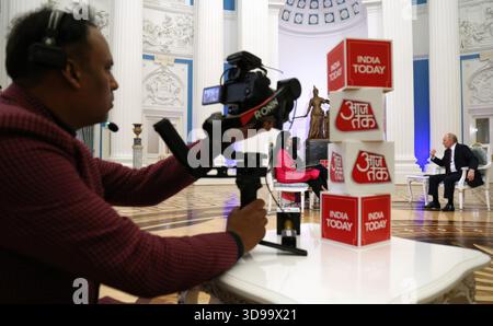 Moskau, Russland. Dezember 2025. Der russische Präsident Wladimir Putin, rechts, hört eine Frage während eines Interviews mit Anjana OM Kashyap, Zentrum von Taj Tak Television, und Geeta Mohan, links, von Indien heute in der St. Katharina Halle des Kreml, 3. Dezember 2025 in Moskau, Russland. Quelle: Vyacheslav Prokofyev/Kreml Pool/Alamy Live News Stockfoto
