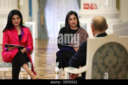Moskau, Russland. Dezember 2025. Der russische Präsident Wladimir Putin, rechts, hört eine Frage während eines Interviews mit Anjana OM Kashyap, Zentrum von Taj Tak Television, und Geeta Mohan, links, von Indien heute in der St. Katharina Halle des Kreml, 3. Dezember 2025 in Moskau, Russland. Quelle: Vyacheslav Prokofyev/Kreml Pool/Alamy Live News Stockfoto