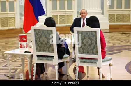 Moskau, Russland. Dezember 2025. Der russische Präsident Wladimir Putin, Mitte, hört eine Frage während eines Interviews mit Anjana OM Kashyap, links, von Taj Tak Television und Geeta Mohan rechts von Indien heute in der St. Katharina Halle des Kreml, 3. Dezember 2025 in Moskau, Russland. Quelle: Vyacheslav Prokofyev/Kreml Pool/Alamy Live News Stockfoto