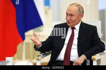 Moskau, Russland. Dezember 2025. Der russische Präsident Wladimir Putin antwortet auf eine Frage während eines Interviews mit Anjana OM Kashyap, von Taj Tak Television und Geeta Mohan, Indien Today in der Katharinenhalle des Kreml, 3. Dezember 2025 in Moskau, Russland. Quelle: Vyacheslav Prokofyev/Kreml Pool/Alamy Live News Stockfoto