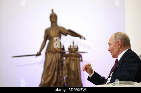 Moskau, Russland. Dezember 2025. Der russische Präsident Wladimir Putin antwortet auf eine Frage während eines Interviews mit Anjana OM Kashyap, von Taj Tak Television und Geeta Mohan, Indien Today in der Katharinenhalle des Kreml, 3. Dezember 2025 in Moskau, Russland. Quelle: Vyacheslav Prokofyev/Kreml Pool/Alamy Live News Stockfoto