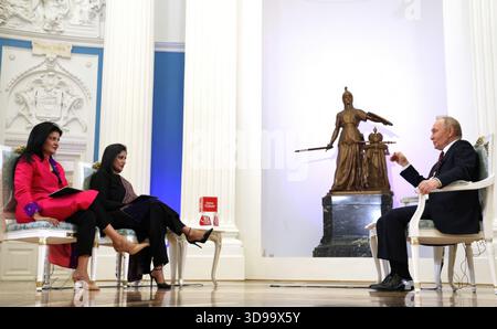 Moskau, Russland. Dezember 2025. Der russische Präsident Wladimir Putin, rechts, antwortet auf eine Frage während eines Interviews mit Anjana OM Kashyap, Zentrum von Taj Tak Television und Geeta Mohan, links von Indien, heute in der St. Katharina Halle des Kreml, 3. Dezember 2025 in Moskau, Russland. Quelle: Vyacheslav Prokofyev/Kreml Pool/Alamy Live News Stockfoto