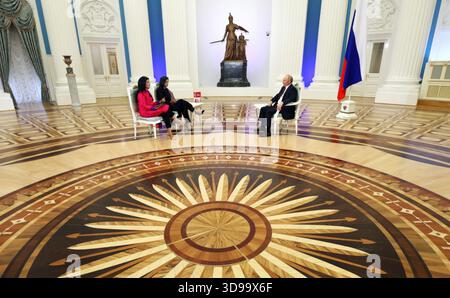 Moskau, Russland. Dezember 2025. Der russische Präsident Wladimir Putin, rechts, hört eine Frage während eines Interviews mit Anjana OM Kashyap, Zentrum von Taj Tak Television, und Geeta Mohan, links, von Indien heute in der St. Katharina Halle des Kreml, 3. Dezember 2025 in Moskau, Russland. Quelle: Vyacheslav Prokofyev/Kreml Pool/Alamy Live News Stockfoto