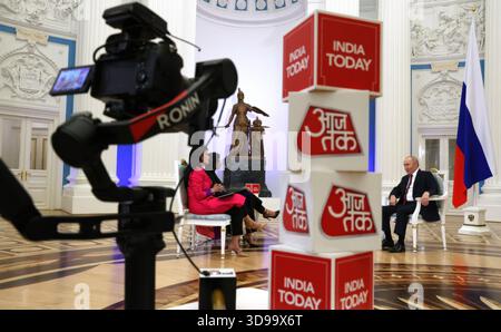 Moskau, Russland. Dezember 2025. Der russische Präsident Wladimir Putin, rechts, hört eine Frage während eines Interviews mit Anjana OM Kashyap, Zentrum von Taj Tak Television, und Geeta Mohan, links, von Indien heute in der St. Katharina Halle des Kreml, 3. Dezember 2025 in Moskau, Russland. Quelle: Vyacheslav Prokofyev/Kreml Pool/Alamy Live News Stockfoto