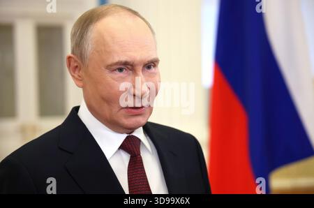 Moskau, Russland. Dezember 2025. Der russische Präsident Wladimir Putin spricht mit indischen Journalisten nach einem exklusiven Interview in der Katharinensaal des Kreml am 3. Dezember 2025 in Moskau. Quelle: Vyacheslav Prokofyev/Kreml Pool/Alamy Live News Stockfoto
