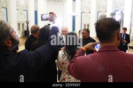 Moskau, Russland. Dezember 2025. Der russische Präsident Wladimir Putin, Zentrum, spricht mit indischen Journalisten und Führungskräften der India Today Group nach einem exklusiven Interview in der St. Katharina Hall des Kreml am 3. Dezember 2025 in Moskau. Quelle: Vyacheslav Prokofyev/Kreml Pool/Alamy Live News Stockfoto