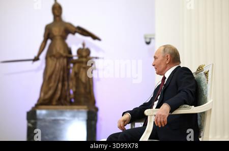 Moskau, Russland. Dezember 2025. Der russische Präsident Wladimir Putin antwortet auf eine Frage während eines Interviews mit Anjana OM Kashyap, von Taj Tak Television und Geeta Mohan, Indien Today in der Katharinenhalle des Kreml, 3. Dezember 2025 in Moskau, Russland. Quelle: Vyacheslav Prokofyev/Kreml Pool/Alamy Live News Stockfoto