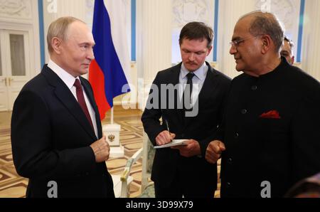 Moskau, Russland. Dezember 2025. Der russische Präsident Wladimir Putin, links, spricht heute mit dem Vorsitzenden und Chefredakteur von Indien, Aroon Purie, rechts, nach einem exklusiven Interview in der Katharinenhalle des Kremls am 3. Dezember 2025 in Moskau. Quelle: Vyacheslav Prokofyev/Kreml Pool/Alamy Live News Stockfoto