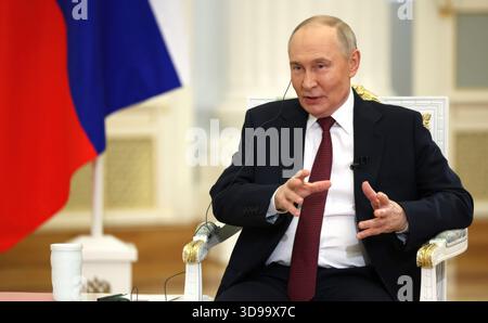 Moskau, Russland. Dezember 2025. Der russische Präsident Wladimir Putin antwortet auf eine Frage während eines Interviews mit Anjana OM Kashyap, von Taj Tak Television und Geeta Mohan, Indien Today in der Katharinenhalle des Kreml, 3. Dezember 2025 in Moskau, Russland. Quelle: Vyacheslav Prokofyev/Kreml Pool/Alamy Live News Stockfoto