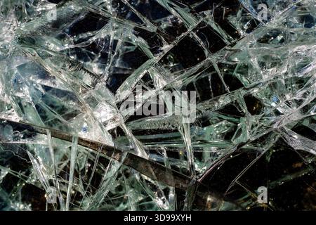 Risse von einem Schuss in gepanzertem Glas in einem Kampffahrzeug. Panzerung durchstechendes Glas eines beschädigten militärischen Kampffahrzeugs während des Krieges zwischen russland und Stockfoto