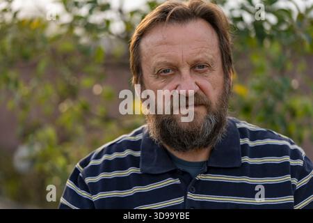 Porträt eines denkenden, träumenden oder Problemlösungsmannes. Ältere bärtige kaukasische Männer in der Natur. Gesicht bärtiger kaukasischer männlicher Tagtraum vom dezember Stockfoto