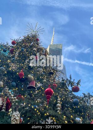 Bank of America Winter Village at Bryant Park hat einen großen Weihnachtsbaum, 2025, New York City, USA Stockfoto