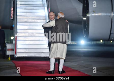 Neu-Delhi, Indien. Dezember 2025. Der russische Präsident Wladimir Putin, links, wird vom indischen Premierminister Narendra Modi, rechts, bei Ankunft am Indira Gandhi International Airport am 4. Dezember 2025 in Neu-Delhi, Indien, umarmt. Putin kam zu einem zweitägigen Besuch in Indien an. Vermerk: Handout Des Premierministers/Presseinformationsbüro/Alamy Live News Stockfoto
