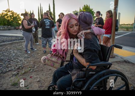 Juni 2025, Sacramento, Kalifornien, USA: ERIKA PRINGLE, links, die ihren Bruder verlor, als er von einem Fahrer getroffen wurde, der eine rote Ampel fuhr, umarmt MARIE MARTINEZ, deren Sohn Shawn Jordan ebenfalls getötet wurde, als er am 20. Juni 2025 von einem Auto angefahren wurde, dem einjährigen Todestag Shawns in Rosemont. Beide sagten, das einzig Gute, was aus dem Tod ihrer Lieben hervorging, sei ihre Freundschaft. (Kreditbild: © Renee C. Byer/ZUMA Press Wire) NUR REDAKTIONELLE VERWENDUNG! Nicht für kommerzielle ZWECKE! Stockfoto