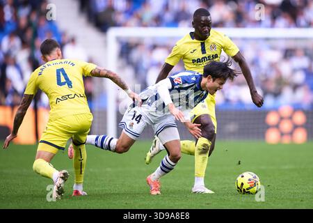 Takefusa Kubo von Real Sociedad duelliert um den Ball mit Rafa Marin und Pape Gueye von Villarreal CF während des LaLiga EA Sports Matches zwischen Real Socie Stockfoto