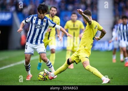 Takefusa Kubo von Real Sociedad duelliert um den Ball mit Rafa Marin von Villarreal CF während des LaLiga EA Sports Matches zwischen Real Sociedad und Villarr Stockfoto