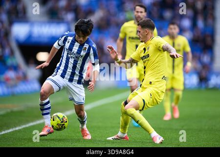 Takefusa Kubo von Real Sociedad duelliert um den Ball mit Rafa Marin von Villarreal CF während des LaLiga EA Sports Matches zwischen Real Sociedad und Villarr Stockfoto