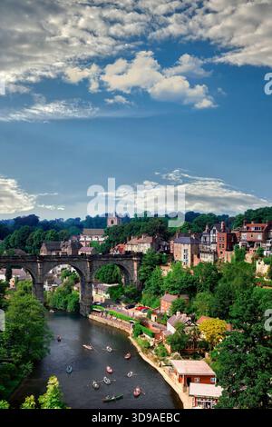 UK – NORTH YORKSHIRE: Das Viadukt in Knaresborough, einem Markt- und Kurort am Fluss Nidd Stockfoto