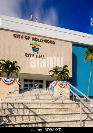 Hollywood, FL, USA - 4. Dezember 2025: City of Hollywood Florida City Hall Building Stockfoto