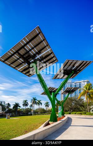Hollywood, FL, USA - 4. Dezember 2025: FPL Solarbäume im Young Circle Hollywood Florida Stockfoto
