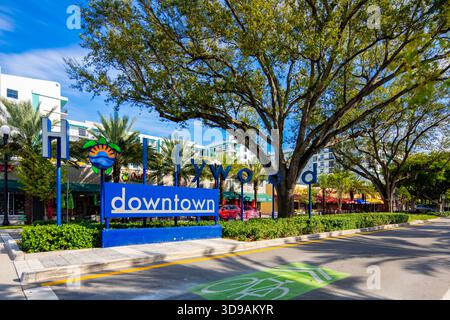 Hollywood, FL, USA - 4. Dezember 2025: Downtown Hollywood Florida 2025. Geschäfte und Restaurants am Hollywood Boulevard in der Nähe des Young Circle Stockfoto