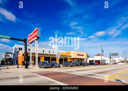 Hollywood, FL, USA - 4. Dezember 2025: Firestone Building Hollywood Florida, erbaut 1967 Stockfoto
