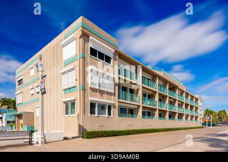 Hollywood, FL, USA - 4. Dezember 2025: Die Seahorse Ferienwohnung am Hollywood Beach. Foto mit langer Belichtung Stockfoto