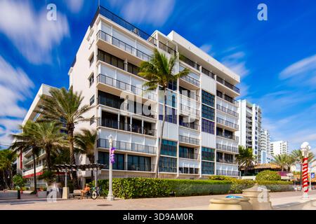 Hollywood, FL, USA - 4. Dezember 2025: Hollywood Oceanfront Eigentumswohnung. Foto mit langer Belichtung Stockfoto