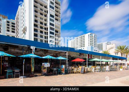 Hollywood, FL, USA - 4. Dezember 2025: Restaurants und Bars am Hollywood Beach Florida Stockfoto