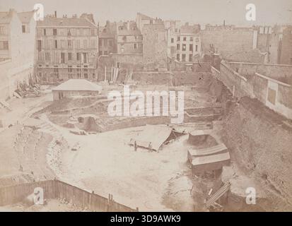 Arènes de Lutèce, Ausgrabungen von 1870, allgemeine Ansicht von der Rue Monge, 5. Arrondissement, Paris, Emonts oder Emonds, Pierre, Fotograf, 1870, Fotografie, Grafik, Fotografie, Albumendruck, Abmessungen - Bildmaterial: Höhe: 21,7 cm, Breite: 28,2 cm, Abmessungen - Alte Halterung: Höhe: 31,4 cm, Breite: 48 Stockfoto