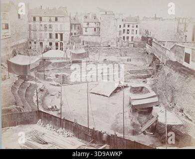 Arènes de Lutèce, Ausgrabungen von 1870, allgemeine Ansicht von der Rue Monge, 5. Arrondissement, Paris, Emonts oder Emonds, Pierre, Fotograf, 1870, Fotografie, Grafik, Fotografie, Albumendruck, Abmessungen - Bildmaterial: Höhe: 21,7 cm, Breite: 28,2 cm, Abmessungen - Alte Halterung: Höhe: 31,4 cm, Breite: 48 Stockfoto