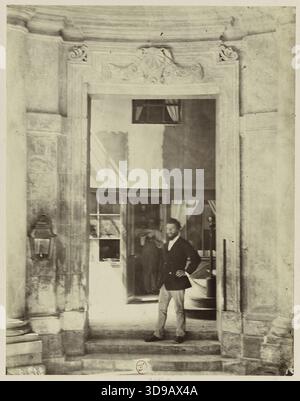 Hôtel de Beauvais, 68 rue Francois-Miron, 4. Arrondissement, Paris. Emonts oder Emonds, Pierre, Fotograf, zwischen 1862 und 1905, Fotografie, Grafik, Fotografie, Albumendruck, Abmessungen – Bildmaterial: Höhe: 24,8 cm, Breite: 19,4 cm, Abmessungen – ursprüngliche Halterung: Höhe: 47,7 cm, Breite: 31,7 Stockfoto