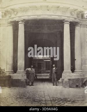 Hôtel de Beauvais, 68 rue Francois-Miron, 4. Arrondissement, Paris. Emonts or Emonds, Pierre, Fotograf, zwischen 1862 und 1905, Grafik, Fotografie, Fotografie, Abmessungen - Bildmaterial: Höhe: 24,6 cm, Breite: 20,4 cm, Abmessungen - Originalhalterung: Höhe: 31,4 cm, Breite: 47,8 Stockfoto