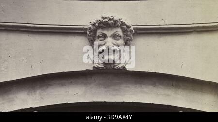Hôtel de Beauvais, 68 rue Francois-Miron, 4. Arrondissement, Paris. Emonts oder Emonds, Pierre, Fotograf, zwischen 1862 und 1905, Fotografie, Grafik, Fotografie, Albumendruck, Abmessungen – Bildmaterial: Höhe: 8,1 cm, Breite: 15,2 cm, Abmessungen – ursprüngliche Halterung: Höhe: 31,4 cm, Breite: 47,8 Stockfoto