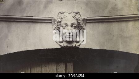 Hôtel de Beauvais, 68 rue Francois-Miron, 4. Arrondissement, Paris. Emonts oder Emonds, Pierre, Fotograf, zwischen 1862 und 1905, Fotografie, Grafik, Fotografie, Albumendruck, Abmessungen – Bildmaterial: Höhe: 8 cm, Breite: 15,2 cm, Abmessungen – ursprüngliche Halterung: Höhe: 31,4 cm, Breite: 47,8 Stockfoto