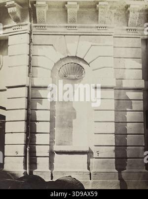 Hôtel de Beauvais, 68 rue Francois-Miron, 4. Arrondissement, Paris. Emonts oder Emonds, Pierre, Fotograf, zwischen 1862 und 1905, Fotografie, Grafik, Fotografie, Albumendruck, Abmessungen – Bildmaterial: Höhe: 24,4 cm, Breite: 47,8 cm, Abmessungen – ursprüngliche Halterung: Höhe: 31,4 cm, Breite: 47,8 Stockfoto