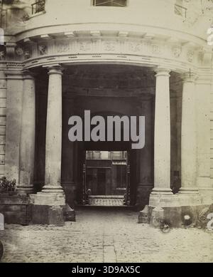 Hotel de Beauvais, 68 rue Francois-Miron, 4. Arrondissement, Paris. Emonts oder Emonds, Pierre, Fotograf, zwischen 1862 und 1905, Fotografie, Grafik, Fotografie, Albumendruck, Abmessungen – Bildmaterial: Höhe: 24,6 cm, Breite: 20,2 cm, Abmessungen – ursprüngliche Halterung: Höhe: 31,4 cm, Breite: 47,8 Stockfoto