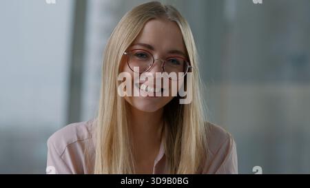 Webcam-Ansicht glückliche sorglose kaukasische lächelnde Geschäftsfrau sprechen mit Kamera Geschäftsfrau positive sprechende Videokonferenz im Büro weibliches Mädchen Stockfoto