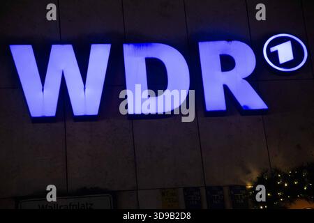 Das Logo des WDR am Funkhaus Wallrafplatz, Feature, Symbolfoto, Randmotiv, Leuchtschrift, Feature, Symbolfoto, Randmotiv, Hanns-Joachim-Friedrichs-Preis 2025, Verleihung am 04.12.2025, in Köln. *** Das WDR-Logo am Wallrafplatz, Feature, Symbolfoto, Randmotiv, Neonschild, Feature, Symbolfoto, Grenzmotiv, Hanns Joachim Friedrichs Preis 2025, Preisverleihung am 04 12 2025 in Köln Stockfoto