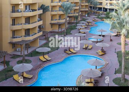 Luftaufnahme des Resorts mit Swimmingpools und Palmen am 1. Oktober 2023 in Hurghada, Ägypten. Stockfoto