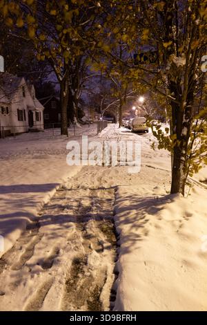 Schneebedeckte Schritte bei Nacht Stockfoto