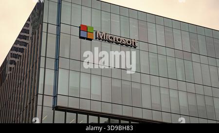 Vancouver, Kanada – 29. Mai 2019: Microsoft-Hauptsitz mit Logo. Microsoft-Logo auf Glasgebäude. Microsoft-Bürogebäude mit Logo-Schild Stockfoto