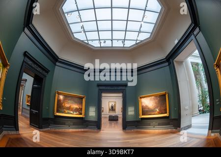 National Gallery of Art Interior Washington DC // WASHINGTON DC — The Voyage of Life: Manhood and the Voyage of Life: Old Age, zwei Gemälde aus Thomas Coles berühmter allegorischer Serie, werden in der National Gallery of Art ausgestellt Diese legendäre vierteilige Serie zeigt die Reise eines Mannes durch das Leben. Die Galerie verfügt über einen achteckigen Raum mit einem großen Oberlicht, das natürliches Licht für die Kunstwerke bietet. Die National Gallery of Art befindet sich in der National Mall und ist ein erstklassiges amerikanisches Kunstmuseum mit einer großen Sammlung europäischer und amerikanischer Kunst. Stockfoto