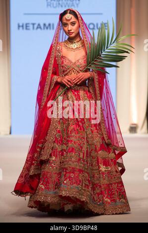 Indische Braut- und Hochzeitsbekleidung auf dem Laufsteg der National Asian Wedding Show, Novotel London West, Hammersmith, London, UK. November 2025. Stockfoto
