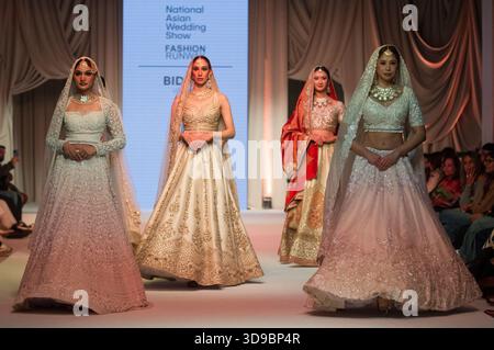 Indische Braut- und Hochzeitsbekleidung auf dem Laufsteg der National Asian Wedding Show, Novotel London West, Hammersmith, London, UK. November 2025. Stockfoto