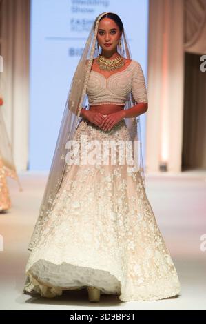 Indische Braut- und Hochzeitsbekleidung auf dem Laufsteg der National Asian Wedding Show, Novotel London West, Hammersmith, London, UK. November 2025. Stockfoto