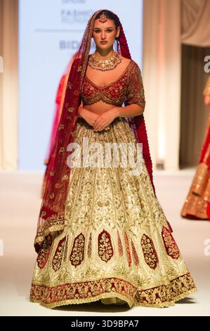 Indische Braut- und Hochzeitsbekleidung auf dem Laufsteg der National Asian Wedding Show, Novotel London West, Hammersmith, London, UK. November 2025. Stockfoto
