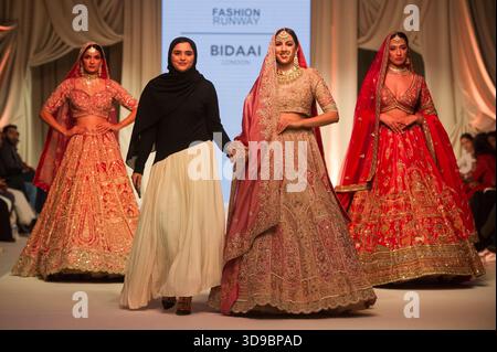 Indische Hochzeitsbekleidung auf dem Laufsteg der National Asian Wedding Show, Novotel London West, Hammersmith, London, UK. November 2025. Stockfoto